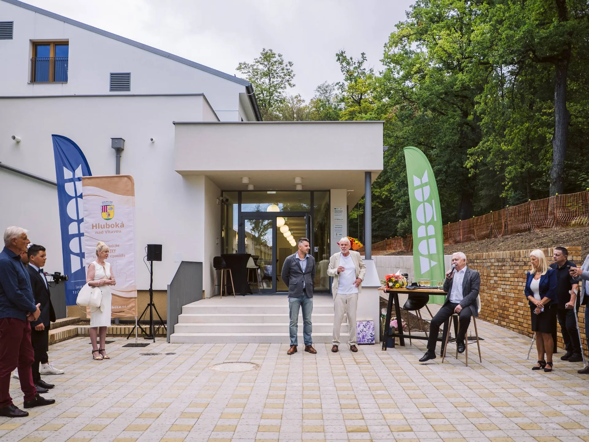 Proslovy při slavnostním otevření nového pavilonu